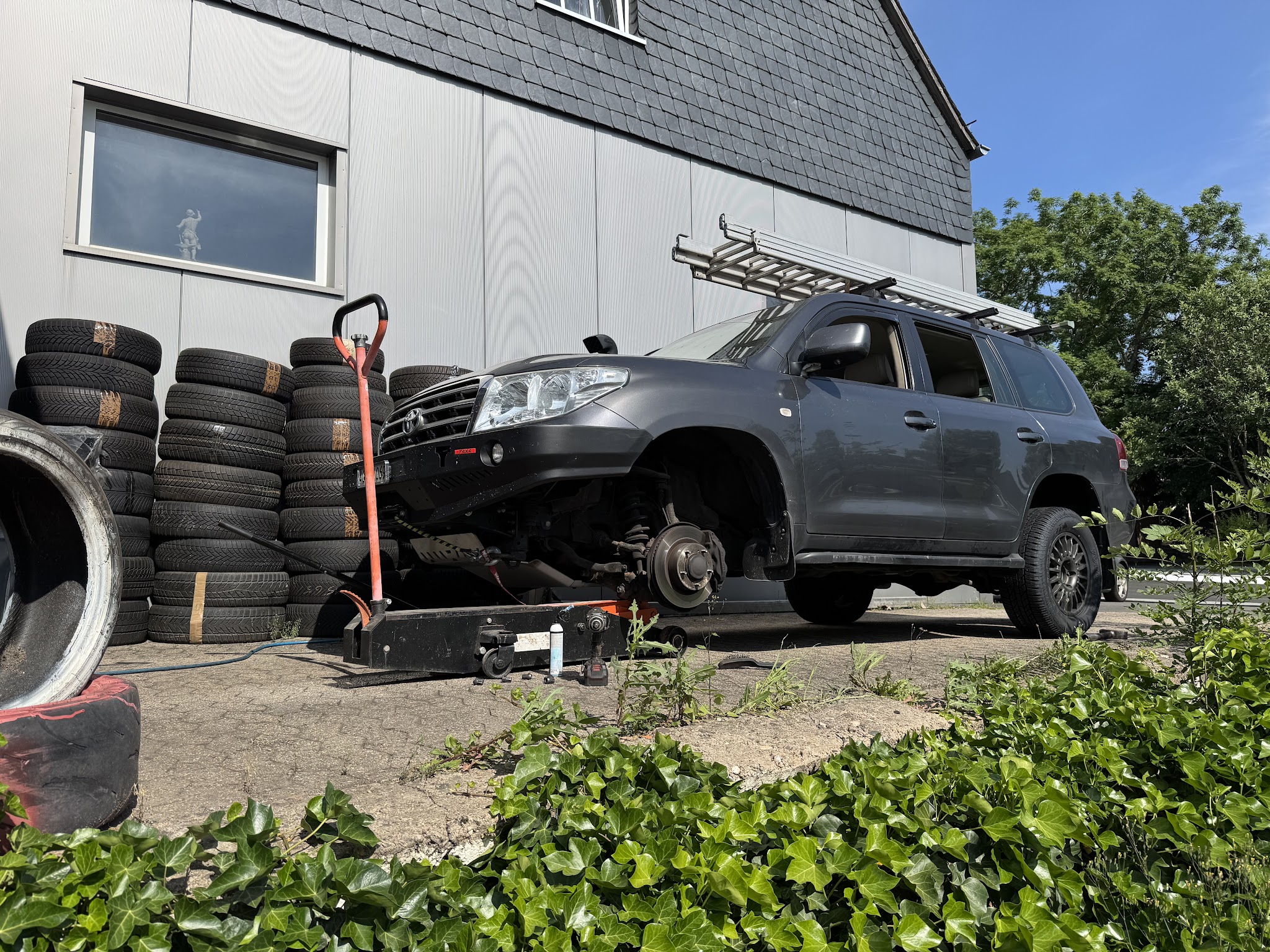 Fahrzeug bei Müllenbach Automobile auf dem Hof