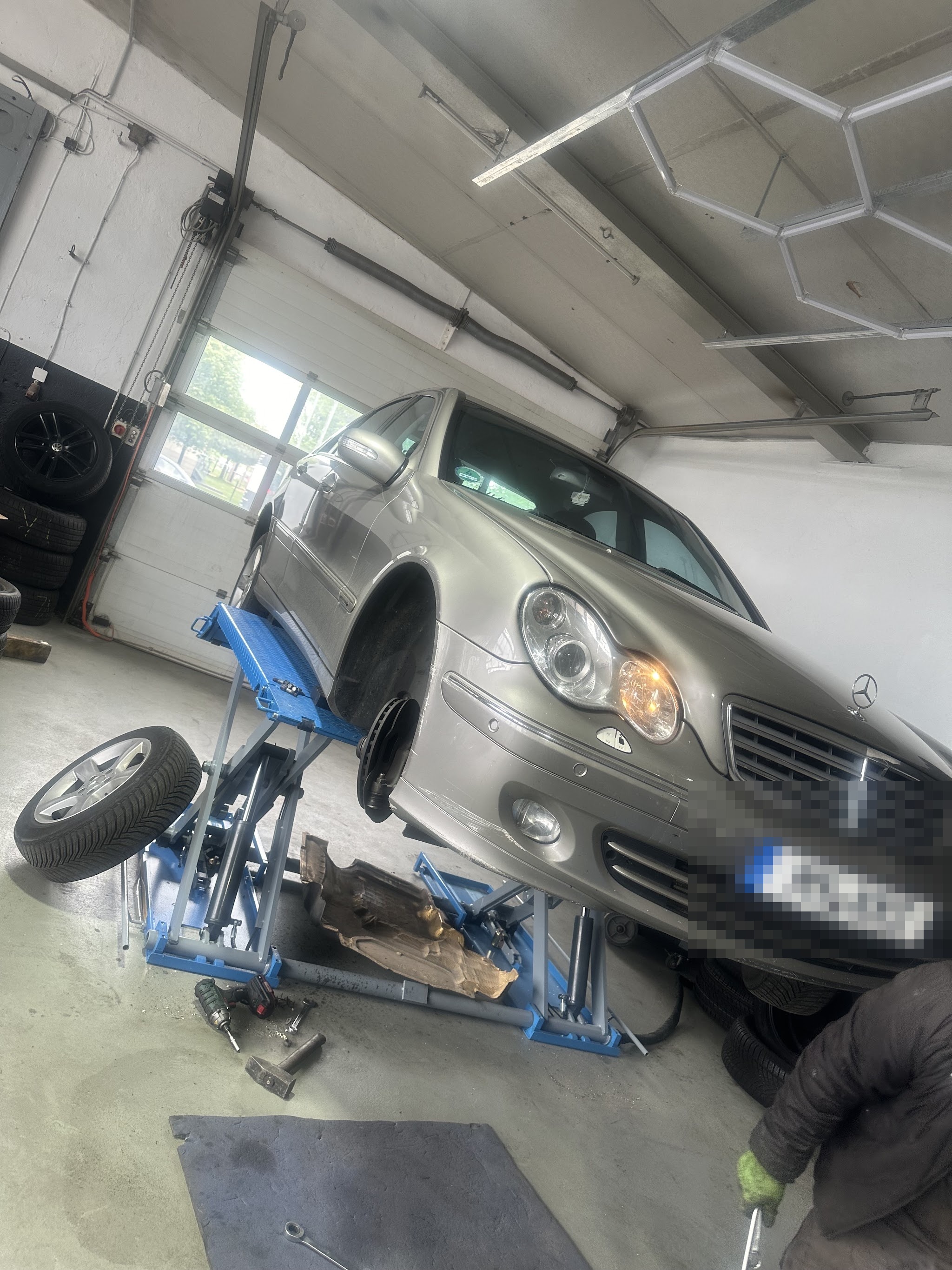Mercedes auf der Hebebühne in der Werkstatt